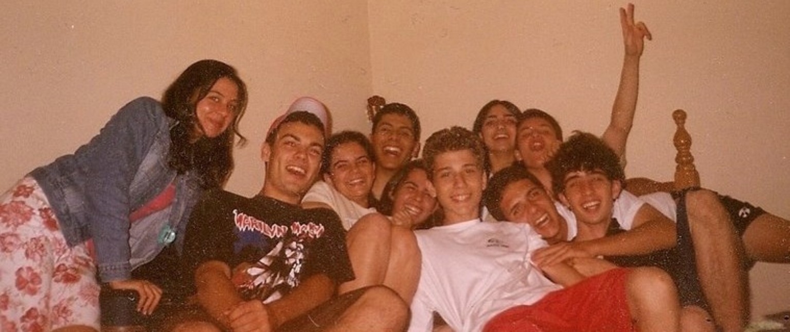 Amigos da turma reunidos no sofá em uma foto antiga